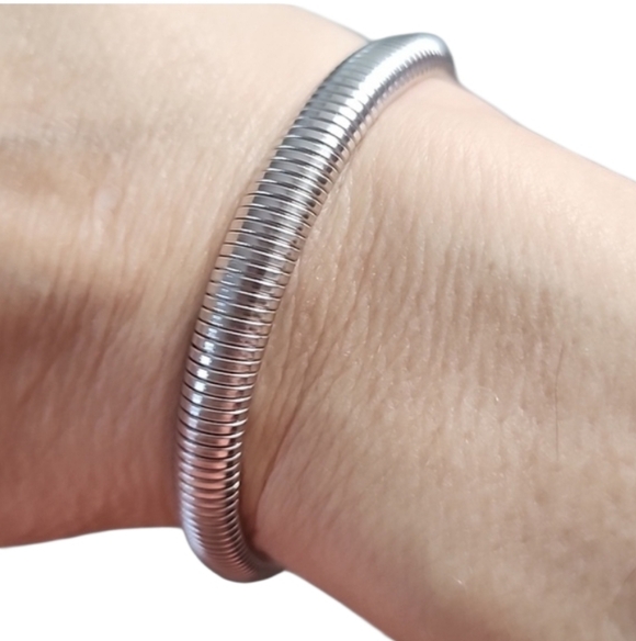 Jewelry - Silvertone Stretch Bracelet